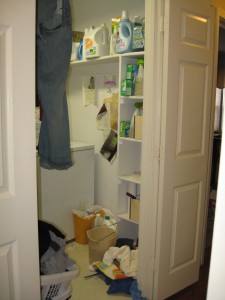 redberrydeals_laundryroom_before Redberrydeals_laundryroom_before